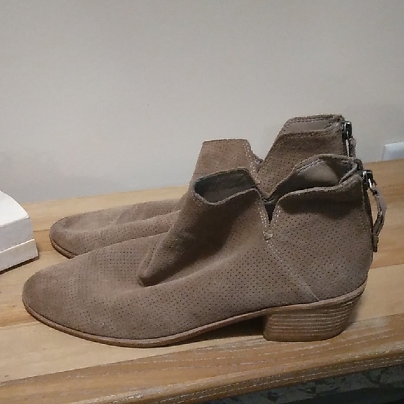 Doice Vita Shoes - Stylish Tan Ankle Booties